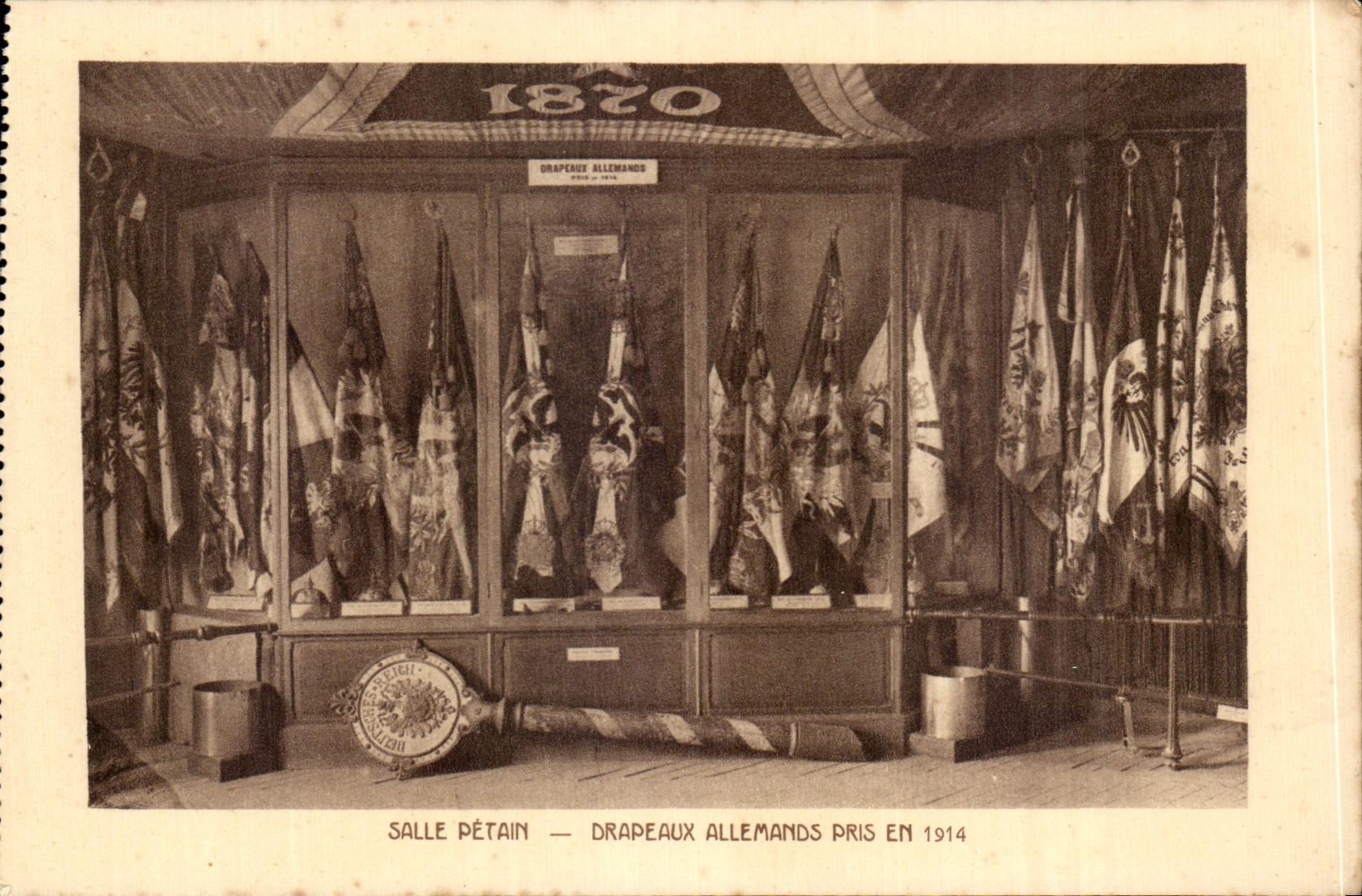 CPA Salle Petain Drapeaux Allemands Pris En 1914 Musee de l'armee Invalides Paris Militaria
