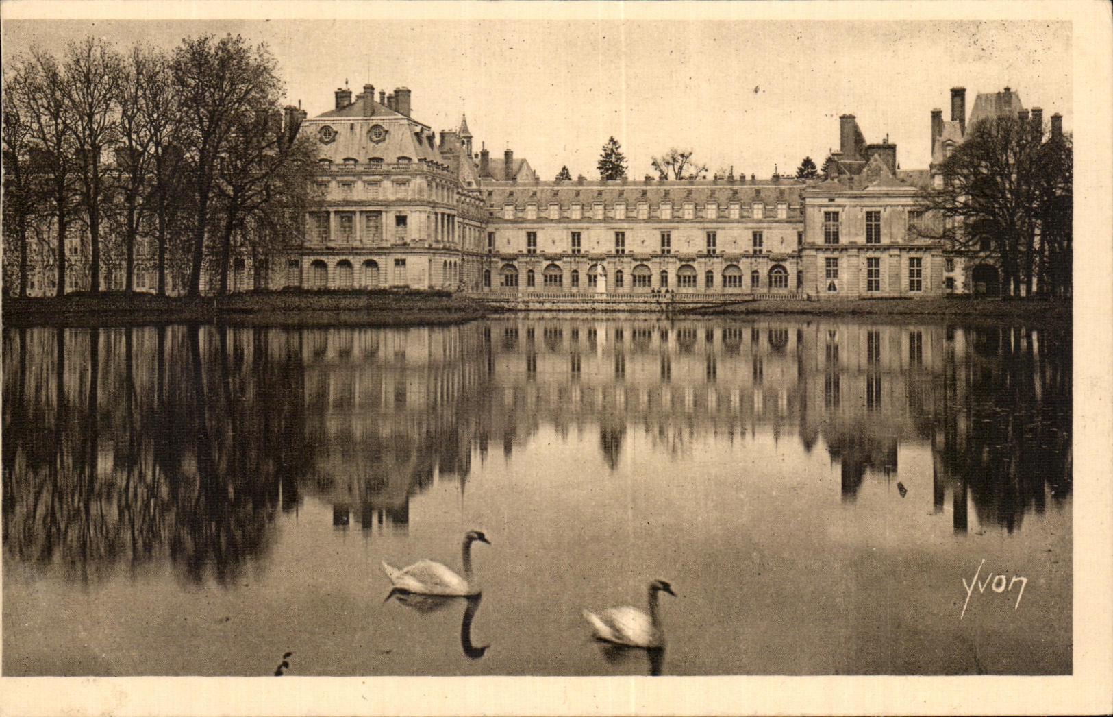 Fontainebleau (S.-et-M.) — Le Palais et l'Étang des Carpes — Éditions d'Art Yvon