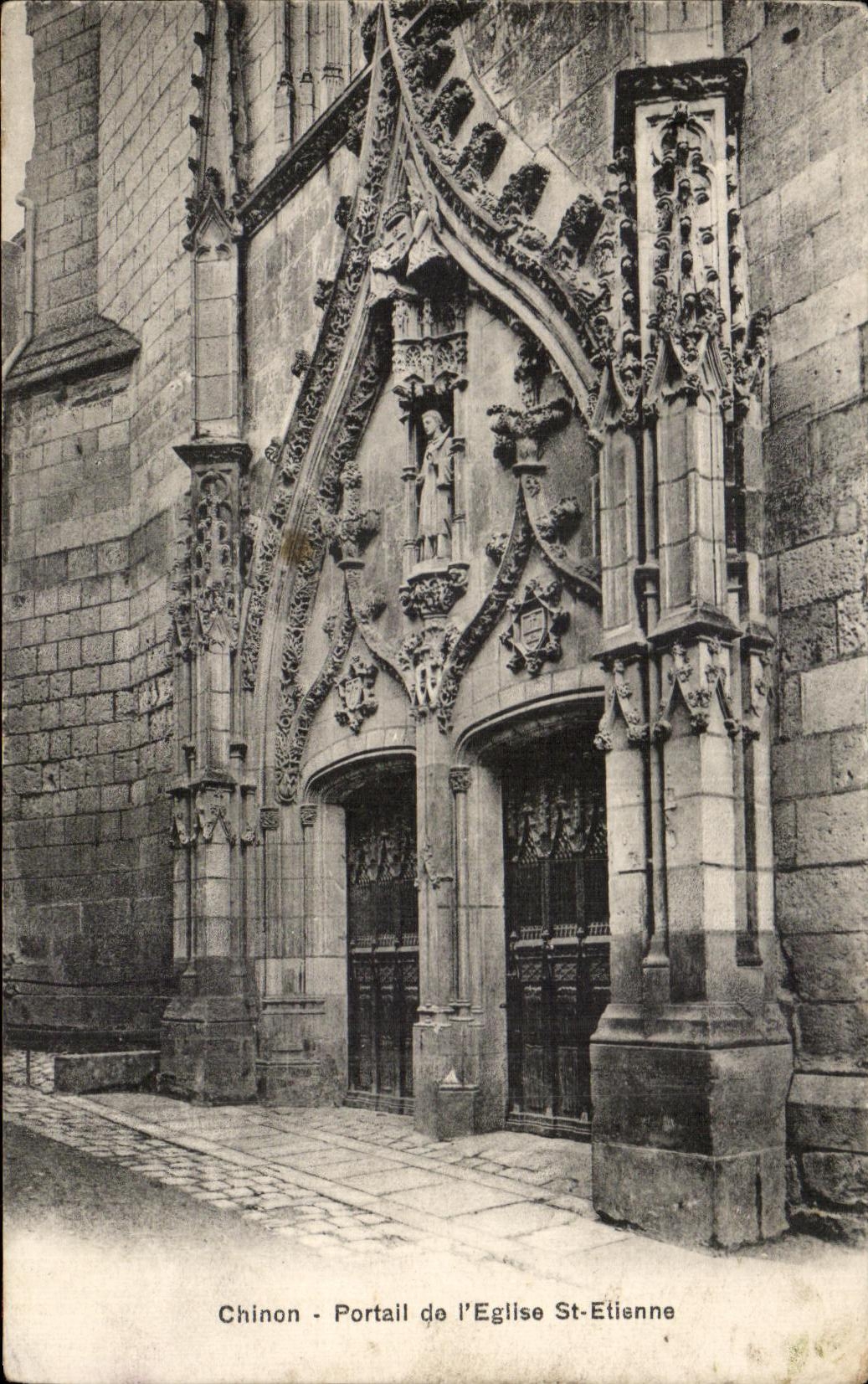 CPA Chinon Portail De l'Eglise St Etienne