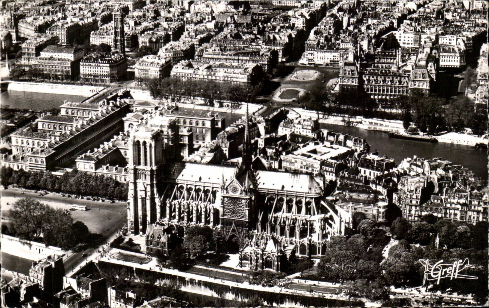 Paris — Vue aérienne de Notre-Dame (façade sud) et l'Hôtel de Ville — Greff, éditeur