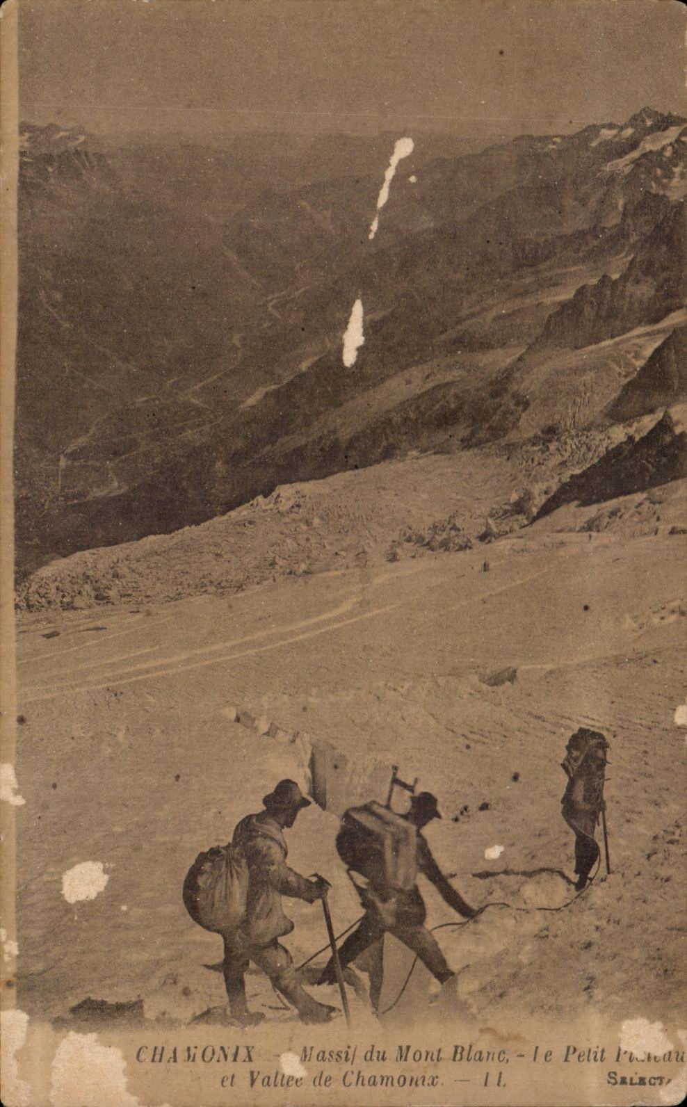 CPA Chamonix Massif du Mont Blanc le Petit et Vallee de Chamonix Alpinisme