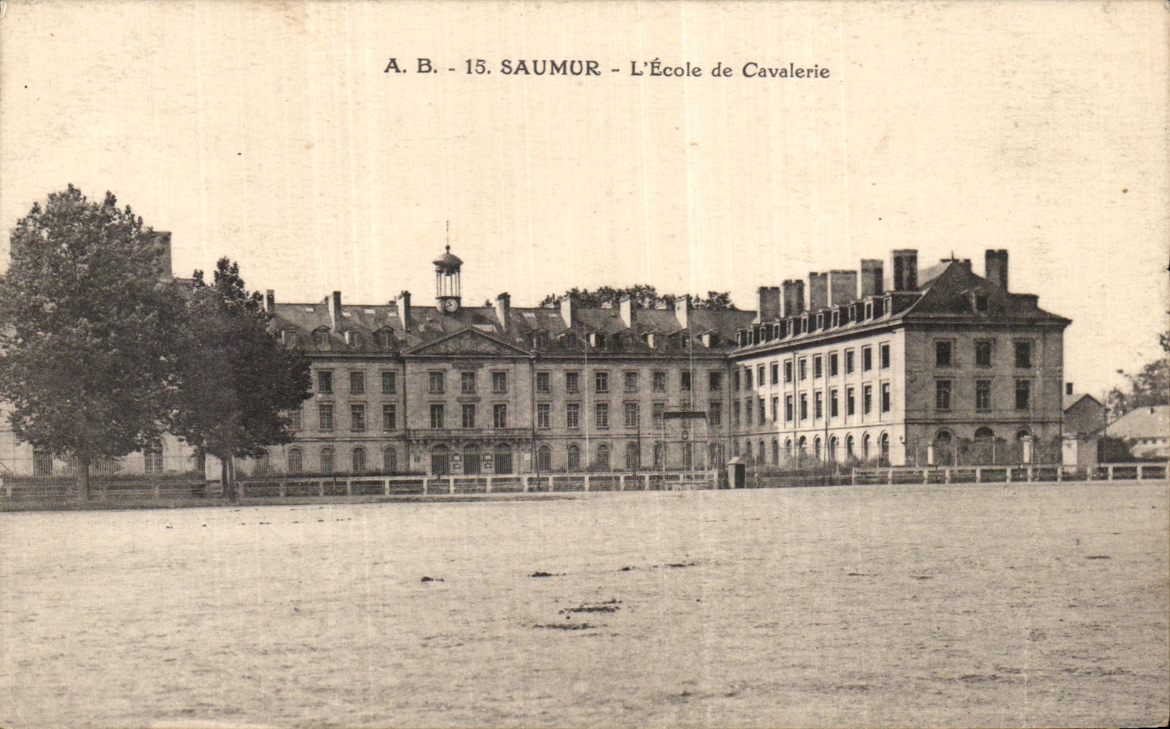 CPA Saumur L'Ecole de Cavalerie Militaria 