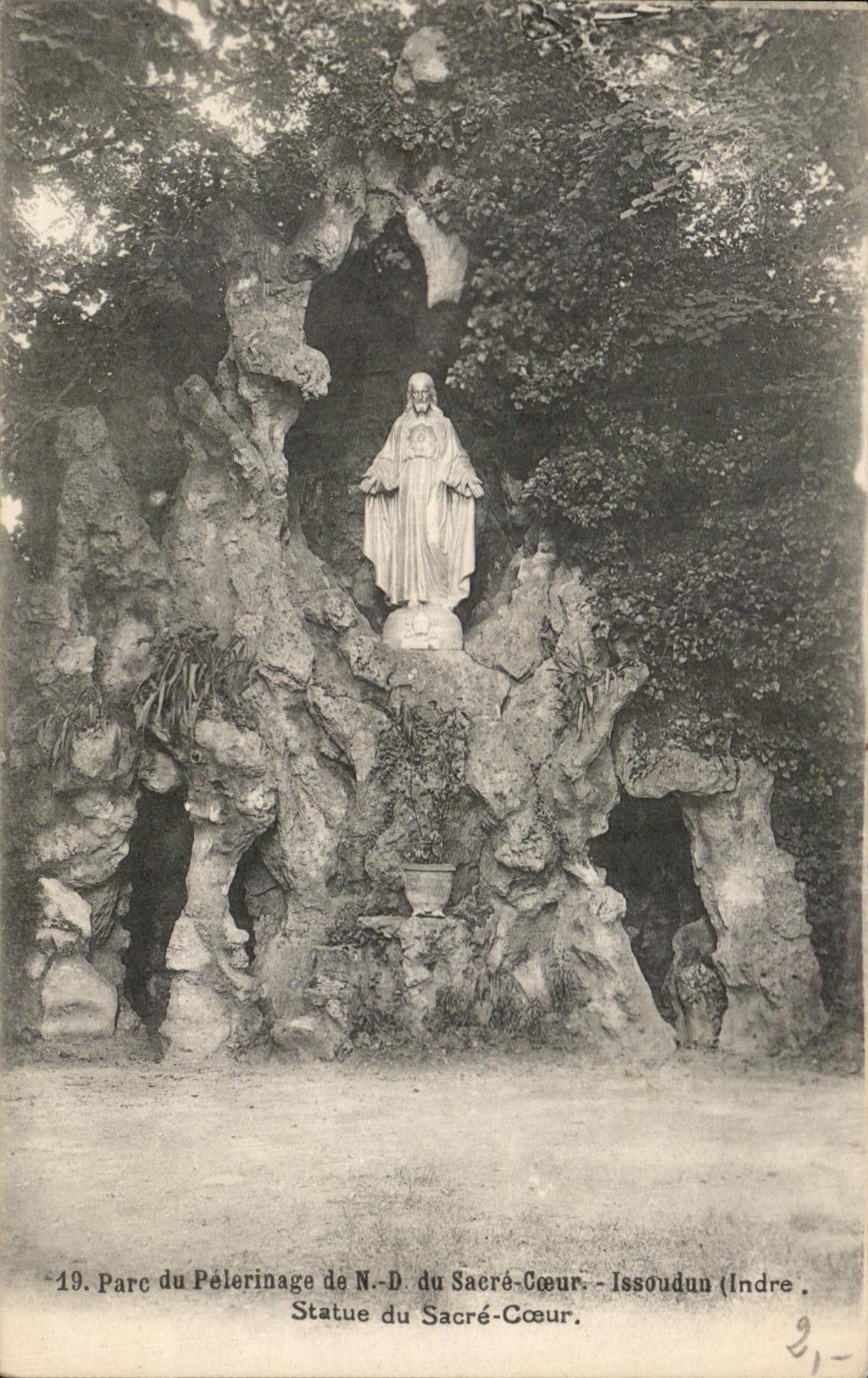 Statue du Sacré-Cœur — Parc du Pèlerinage de N.-D. du Sacré-Cœur — Issoudun (Indre)