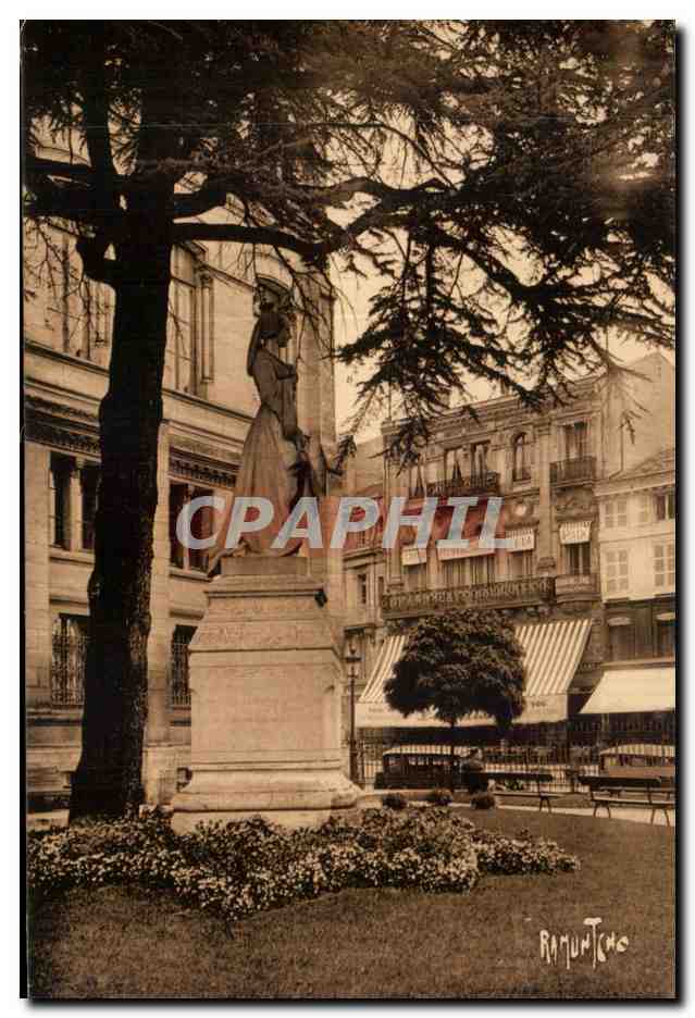 Angoulême — Jardin de l'Hôtel de Ville — Statue de Marguerite d'Angoulême — Ramuntcho