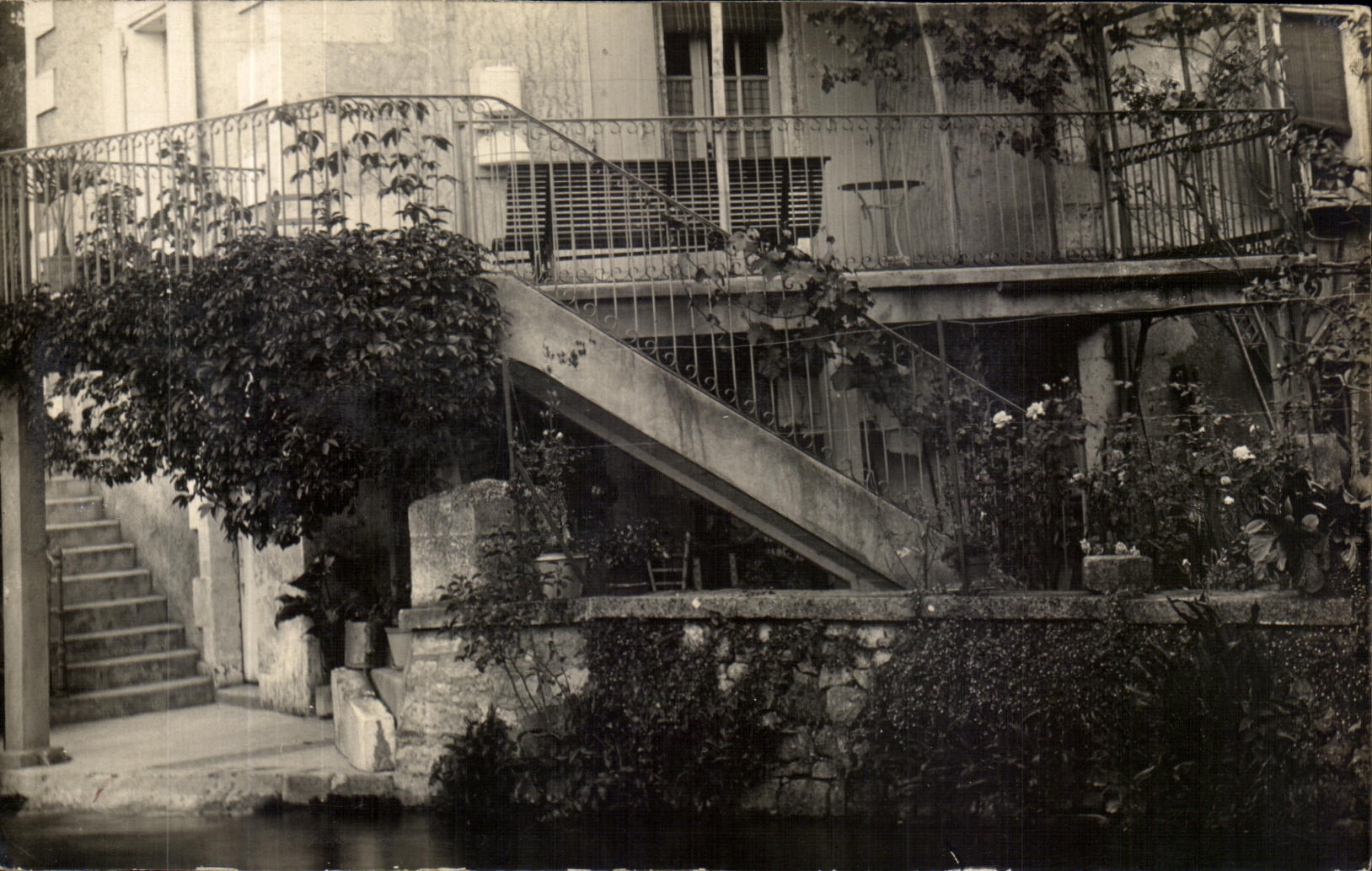 Escalier et balcon végétalisés — vue de rue — Carte postale CPAH