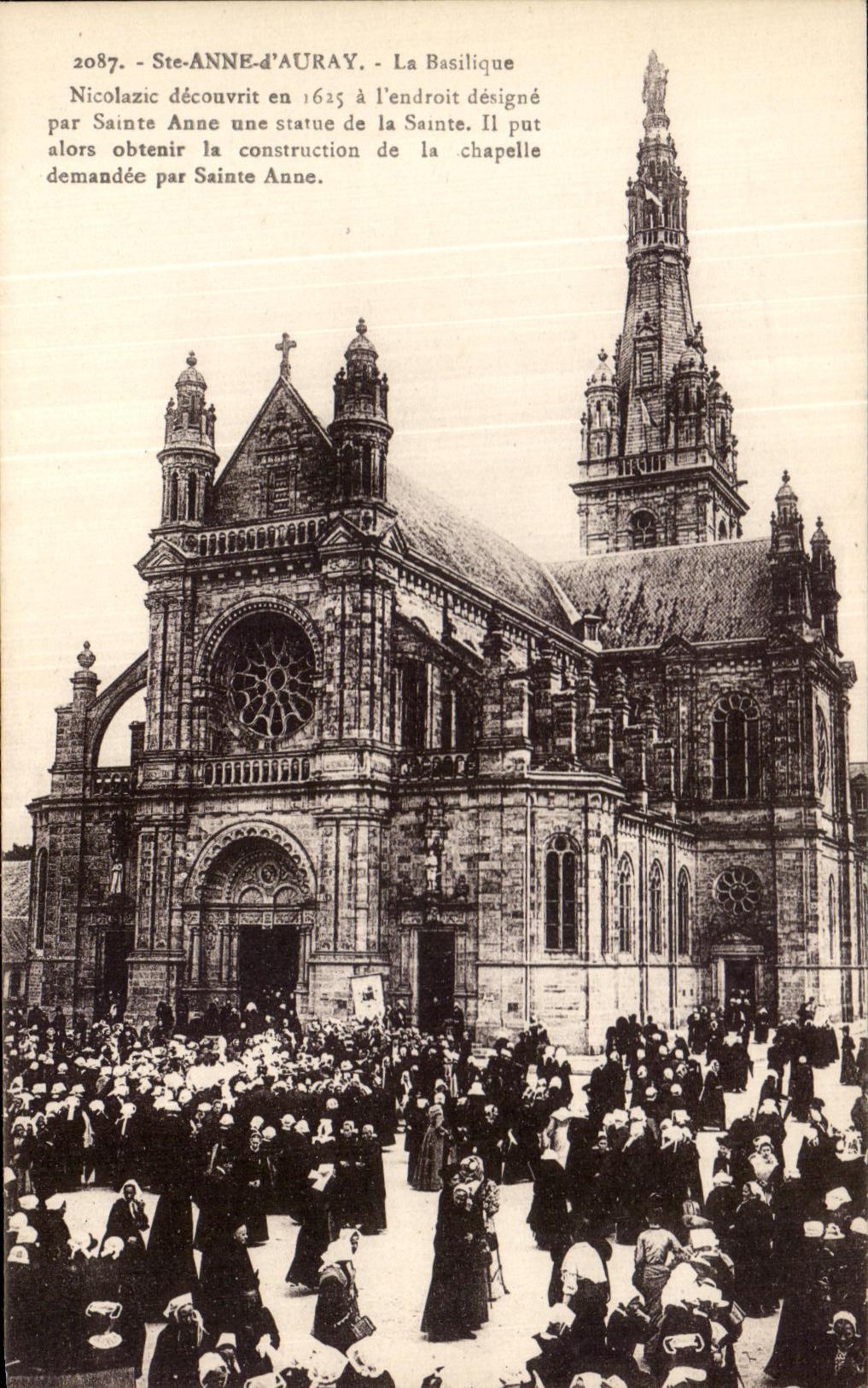CPA Ste Anne d'Auray La Basilique Nicolazic Folklore Costume