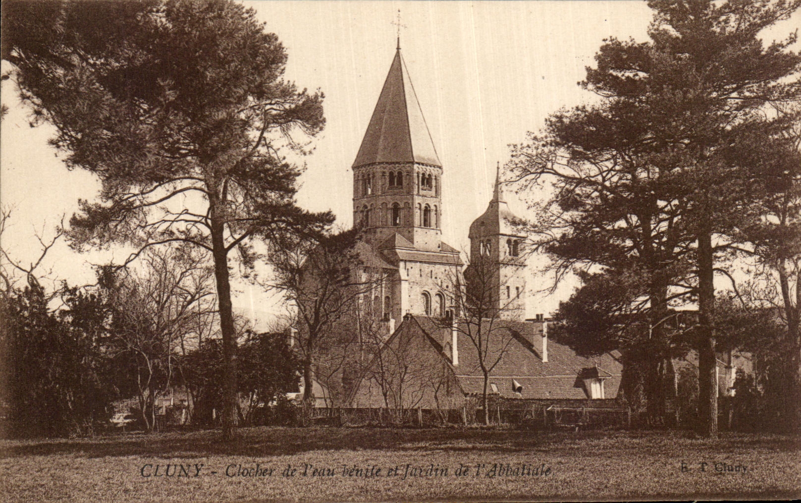 CPA Cluny Clocher d'eaau benite et jardin de l'abbatiale 