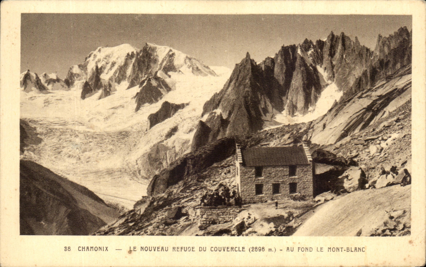 CPA Chamonix Le Nouveru Refuge Du Couvercle Au Fond Le Mont Blanc