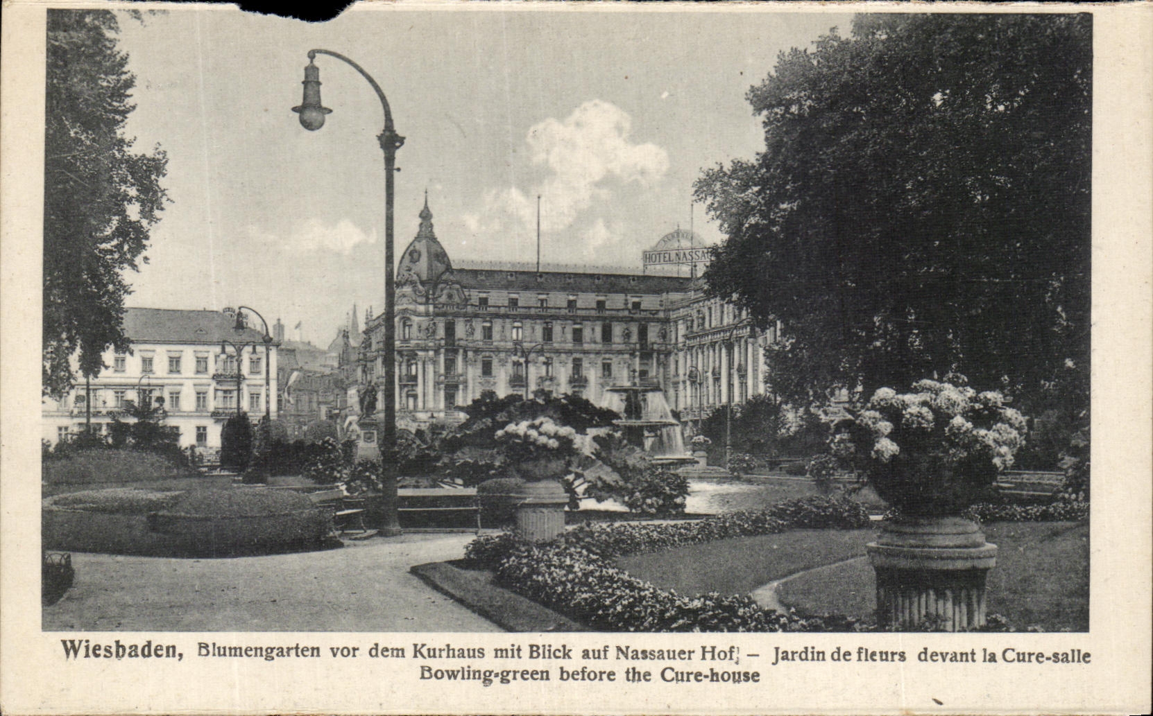 Wiesbaden, Blumengarten vor dem Kurhaus mit Blick auf Nassauer Hof — Jardin de fleurs devant la Cure-salle