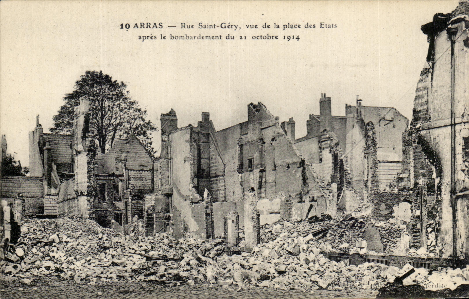 CPA Arras Rue saint gery Vue de la Place des Etats Apres le bombardement Militaria 