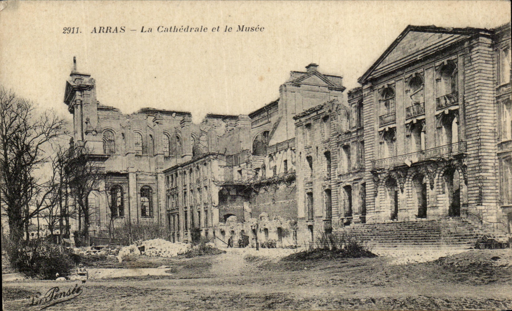 CPA Arras La Cathedrale et le Musee Militaria