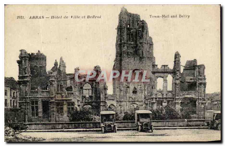 CPA Arras Hotel de Ville et Beffroi Automobile militaria 