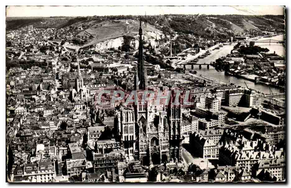 CPA Rouen Au Centre la Cathedrale L'ile Lacroix sur la Seine 
