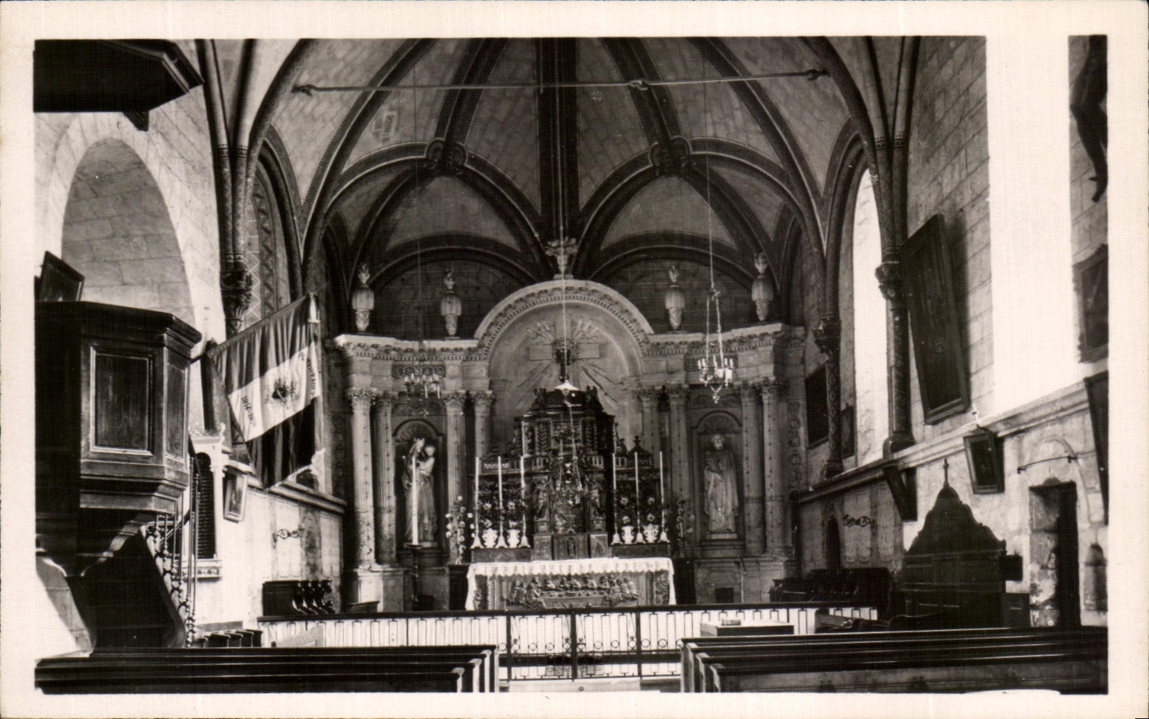 Intérieur de l'église Saint-Michel — Fontevrault-l'Abbaye — Éditeur Masselin, Saint-Symphorien (Loir-et-Cher)