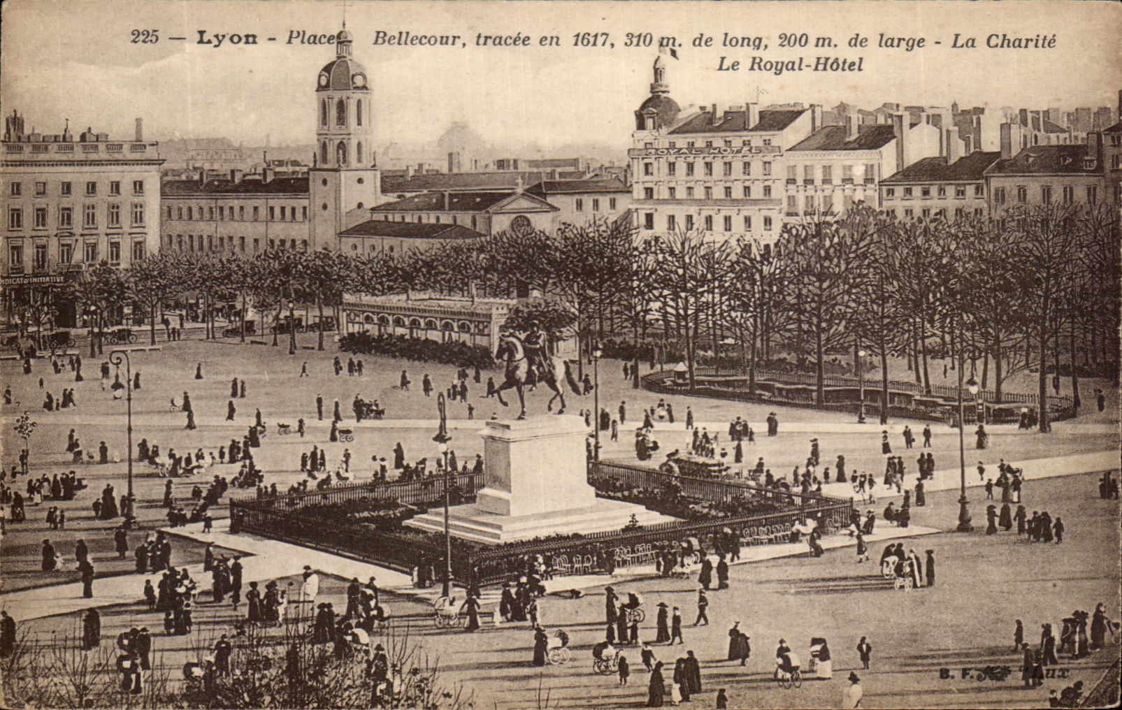 Lyon - Place Bellecour — tracée en 1617, 310 m. de long, 200 m. de large — La Charité, Le Royal-Hôtel