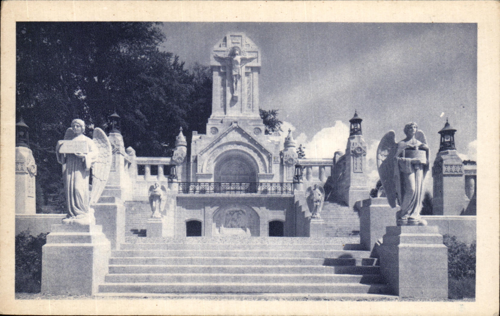 La Basilique de Lisieux — Le Calvaire — Vue d'ensemble — Déposé par Infra-photographe Paris