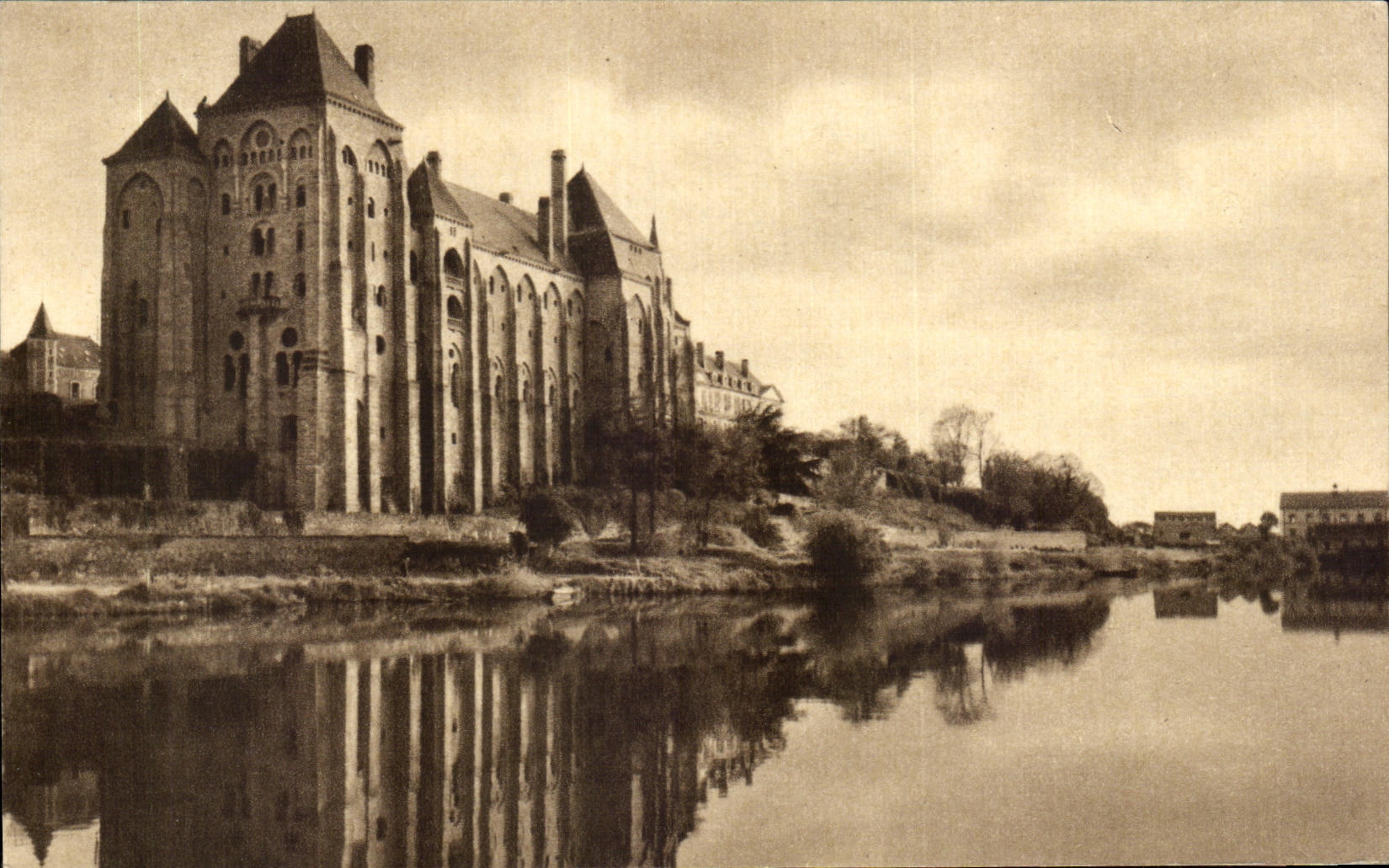 CPA L'Abbaye De Solesmes Vue de la Rive Droite de la Sarthe