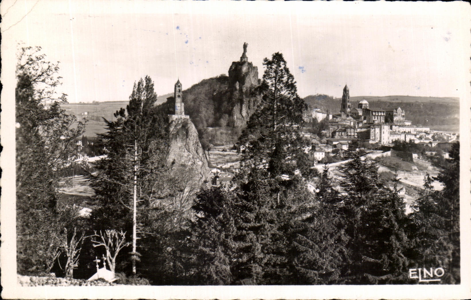 CPA Le Puy En Velay Paysage sur les Rochres d'Aigulhe et corneille a travers les pins 