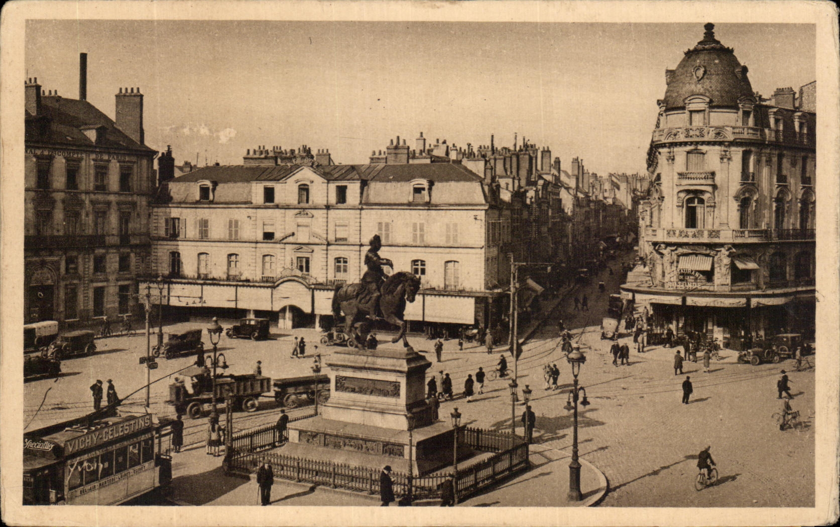 CPA Orleans Vue Generale de la Place du Martri La Statue de Jeanne d'Arc