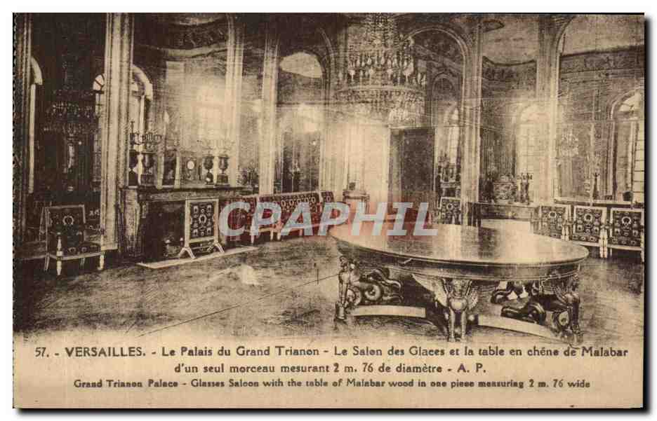 Versailles - Le Palais du Grand Trianon - Le Salon des Glaces et la table en chêne de Malabar d'un seul morceau mesurant 2 m. 76 de diamètre - A.P.