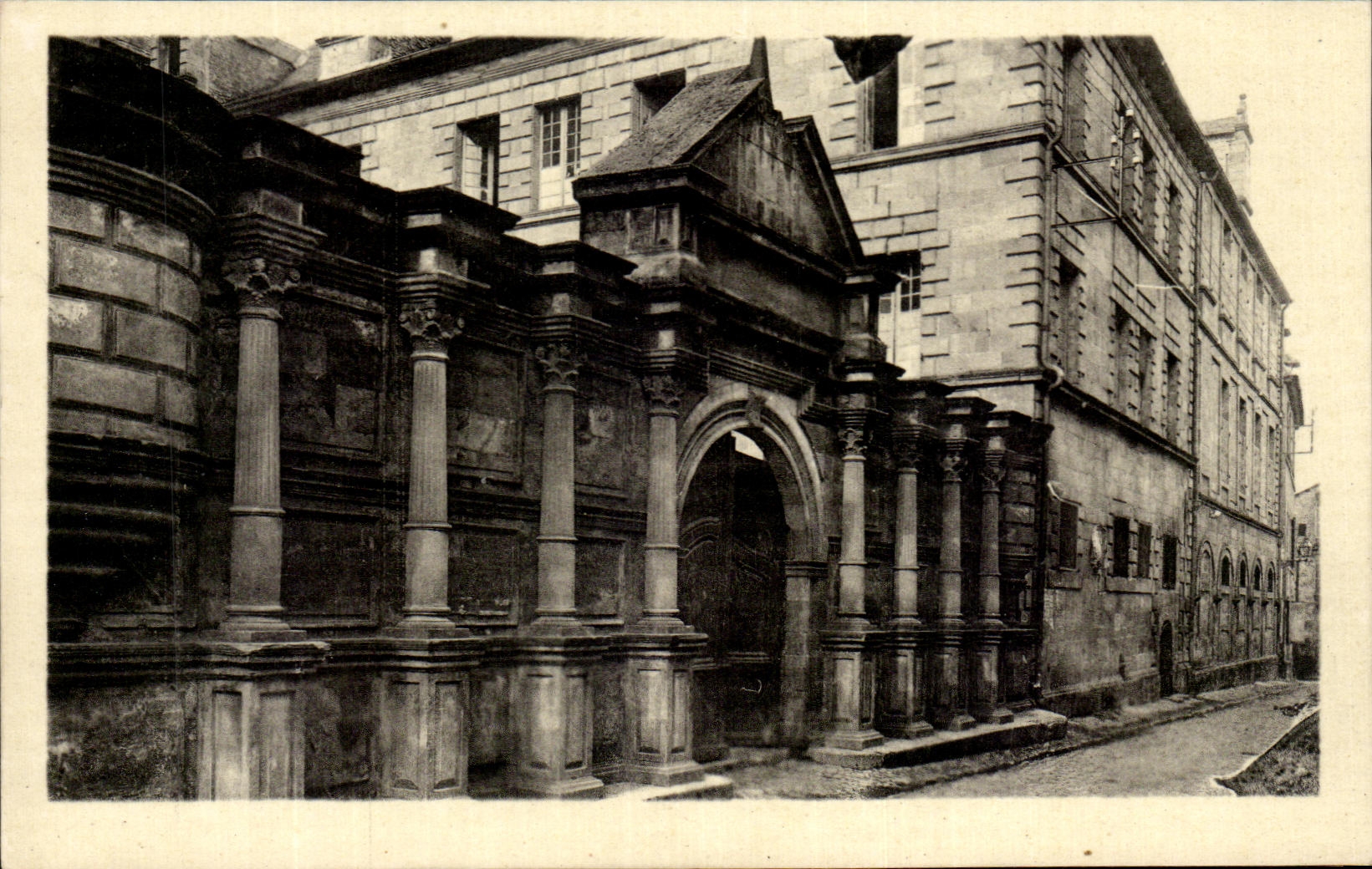 Brive (Corrèze) — Façade du Collège de Jeunes Filles — Édit. Brive (Corrèze)