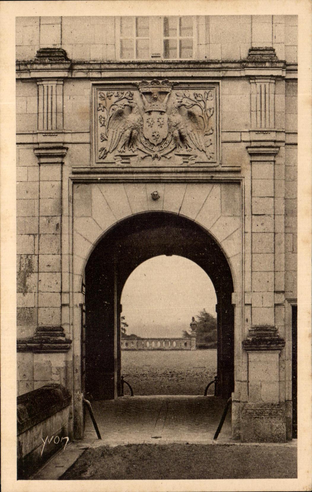 CPA L'Entree Chateau de Valencay Aigle
