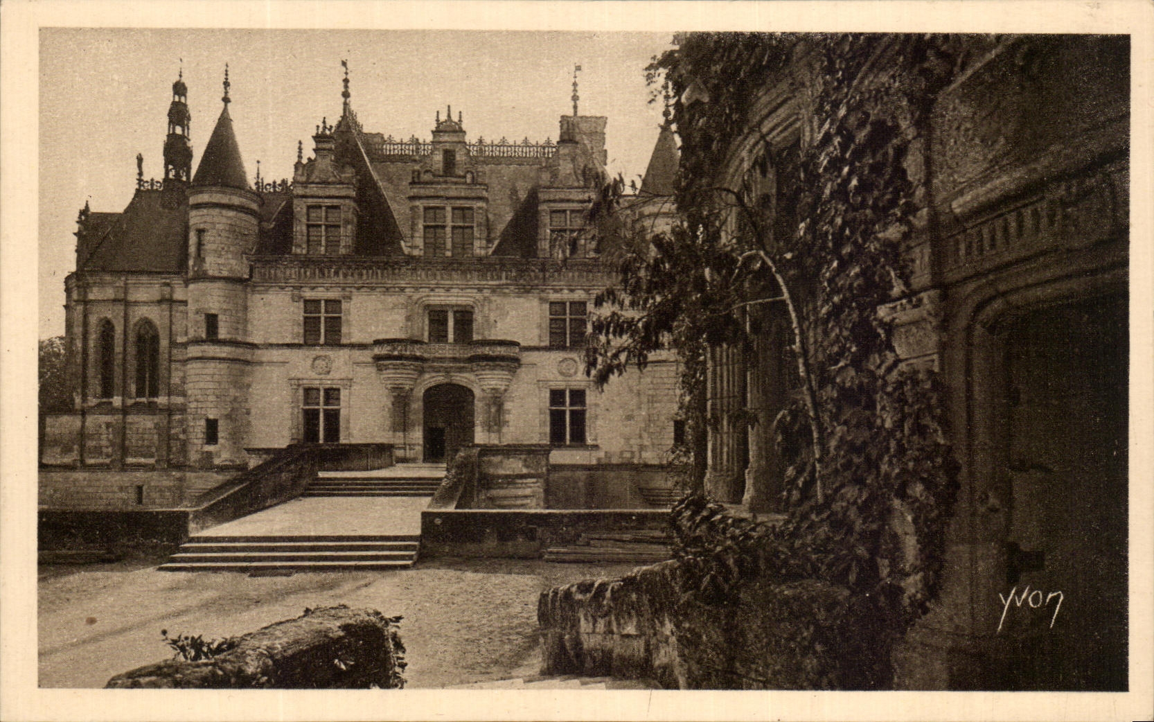 CPA La Douce France Chateaux De La Loire Chateau de Chenonceaux Aile Thomas Bohier et detail de la tour des Marques 