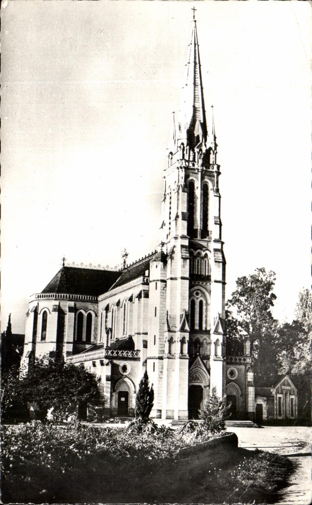 Pèlerinage de Notre-Dame du Chêne — La Basilique — Photo A. Roncière (Sarthe)