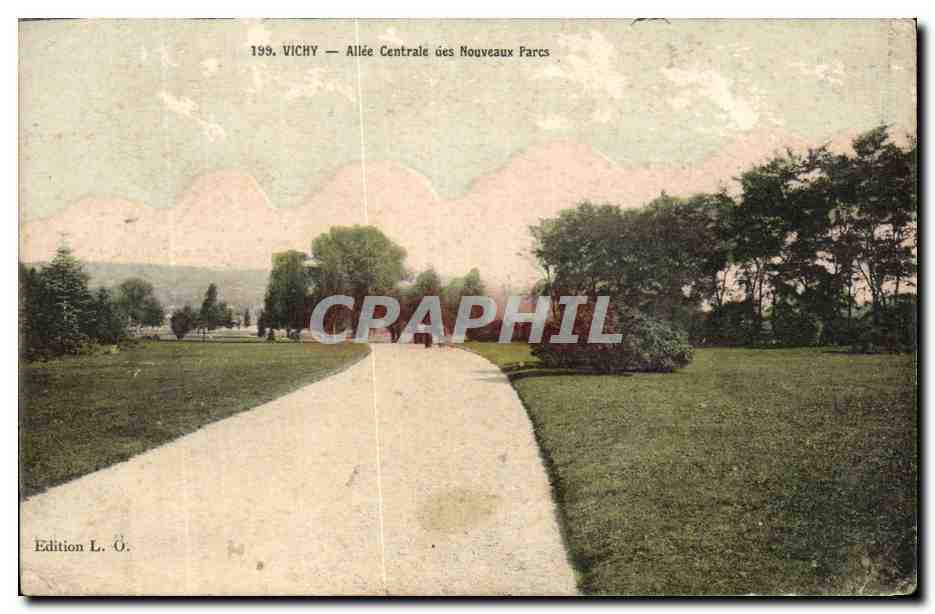 CPA Vichy Allee Centrale des Nouveaux Parcs