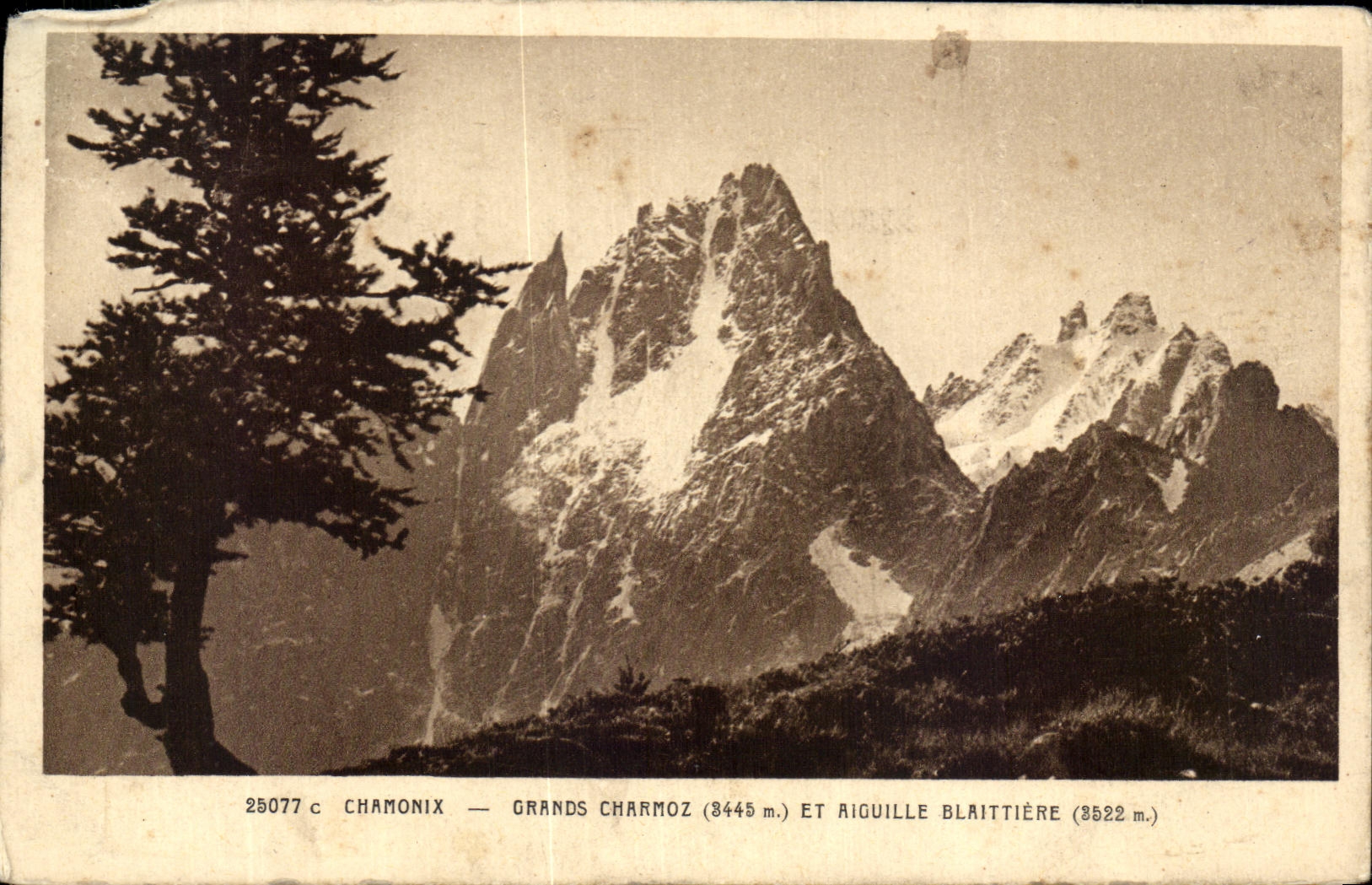 Chamonix — Grands Charmoz (3445 m.) et Aiguille Blaittière (3522 m.) — n° 25077 c