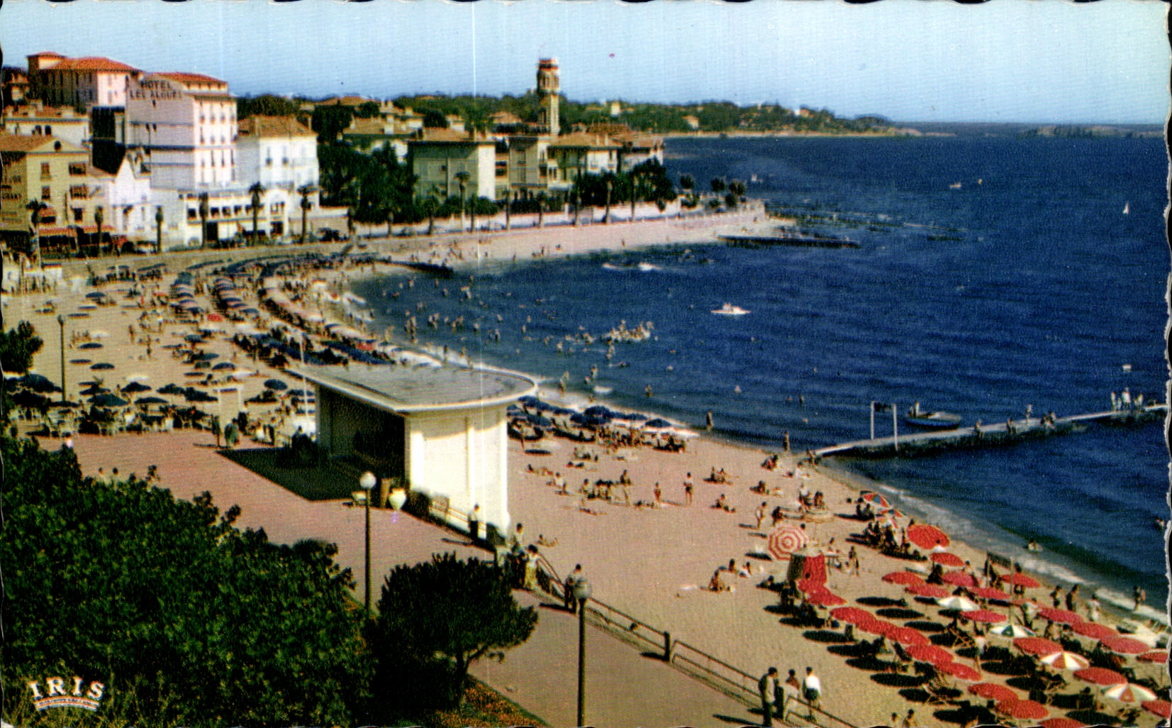 Saint-Raphaël — Vue d'ensemble de la plage, au loin le Lion de Mer — Éditions « La Cigogne »
