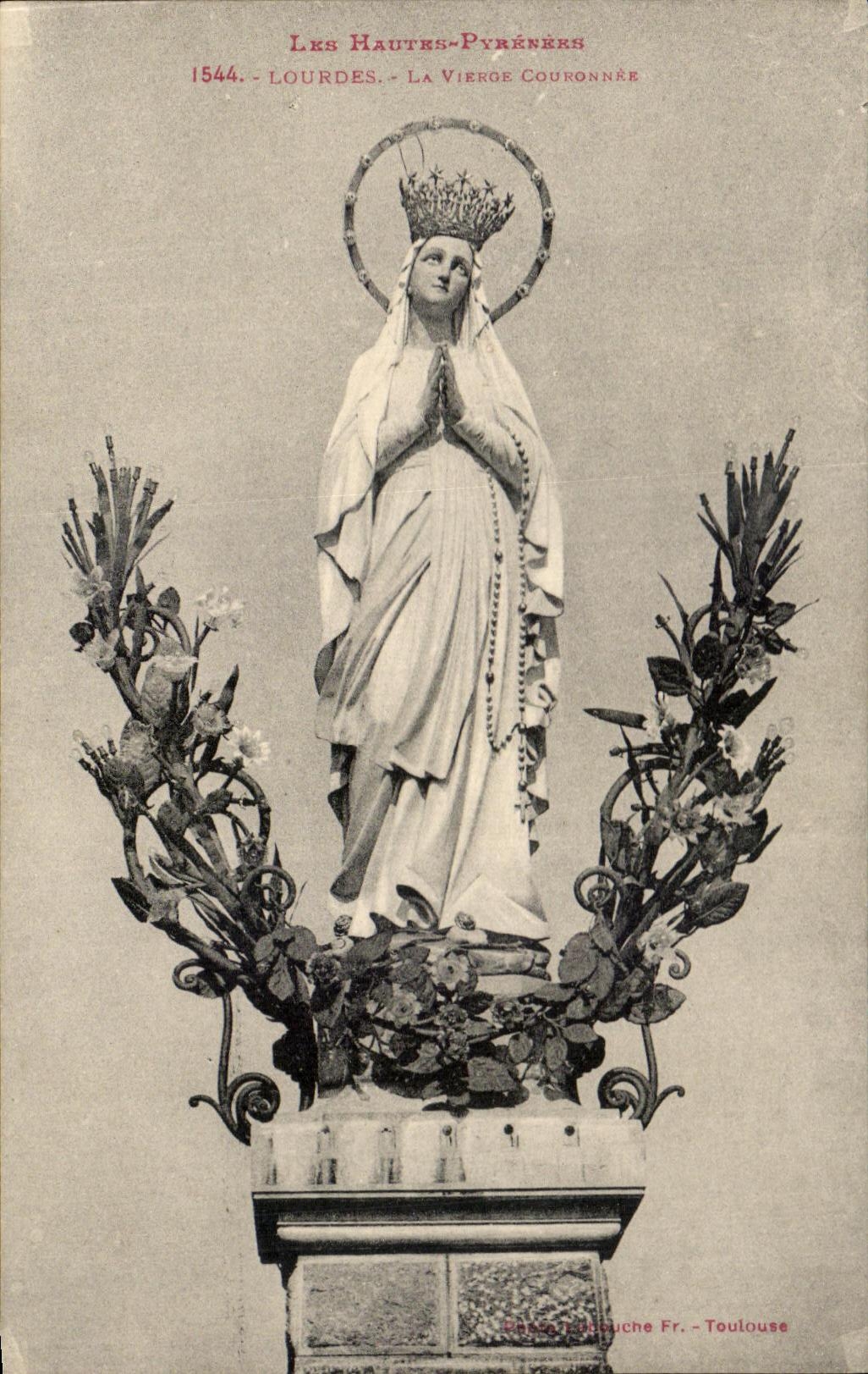 CPA Les Hautes Pyrenees Lourdes La Vierge Couronnee