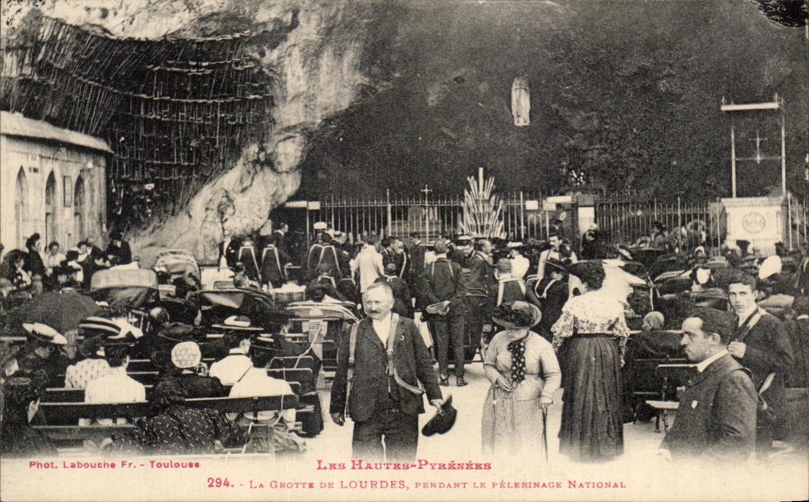 CPA La Grotte De Lourdes Pendant Le Pelerianage National
