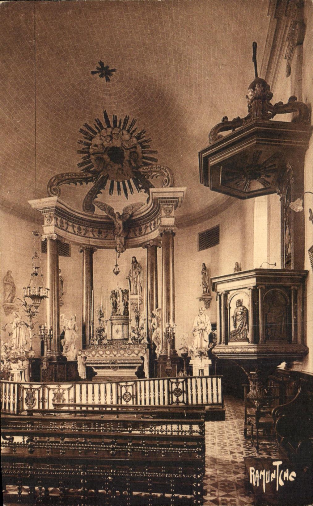 La Chapelle - Hauptaltar — Institution N.-D. de Bourgenay — Éditions Artistiques Raymond Bergevin