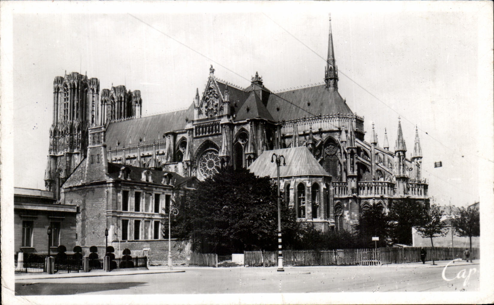CPA Reims Place Carnegie et la Cathedrale