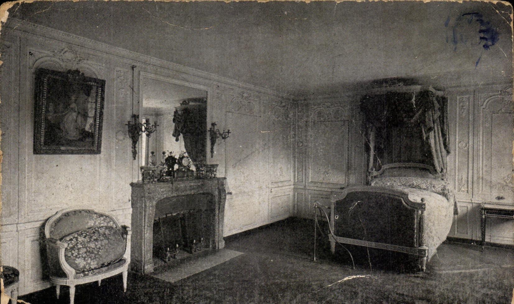 Chambre à coucher — intérieur richement décoré — Edition Cossé, Nérac