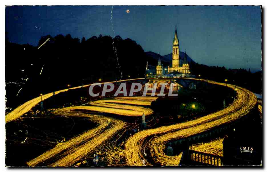 CPA Lourdes La Basilique illuminee et la procession au Flambeaux