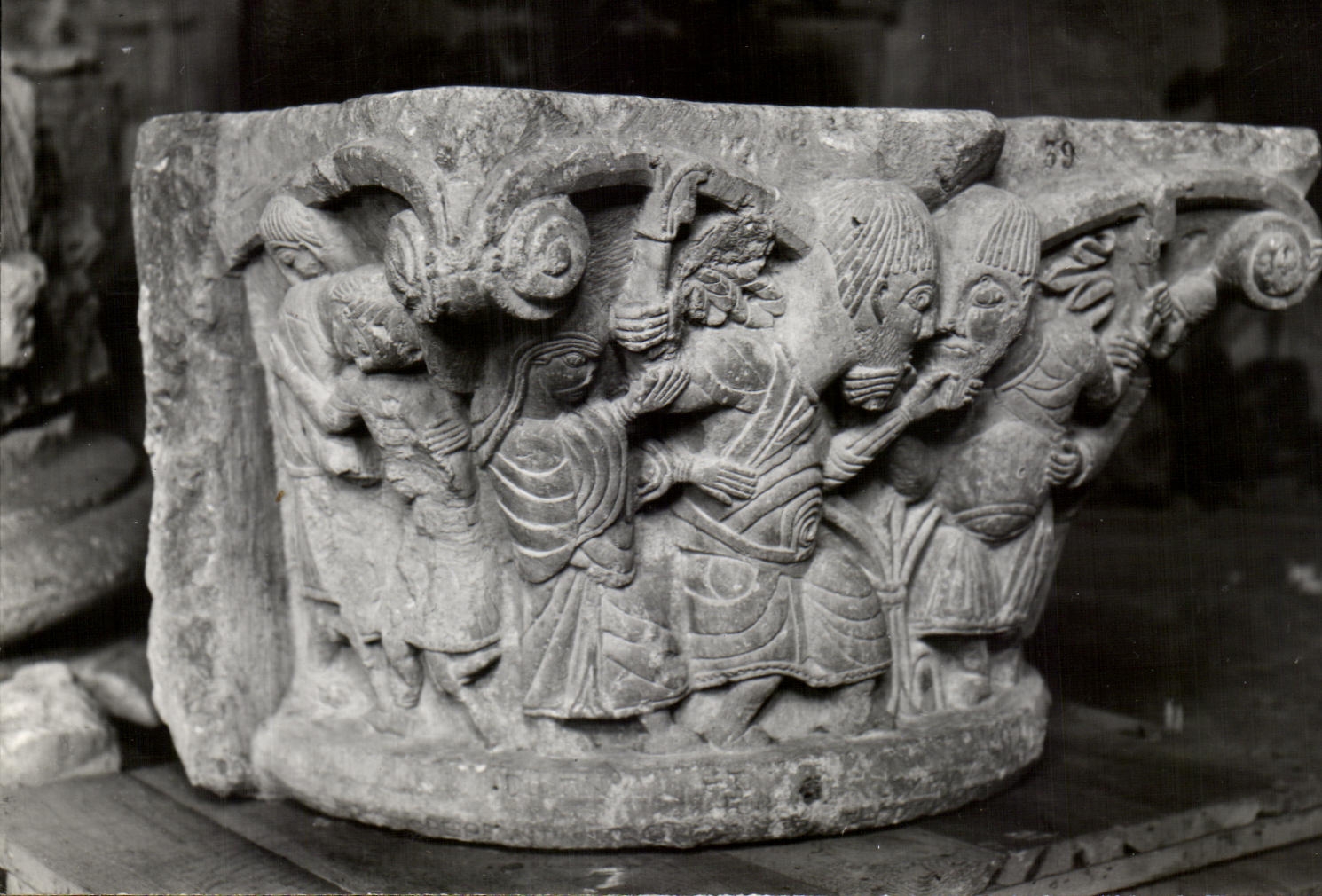Capitelle sculptée — détail de la scène — Musée d'El Seville