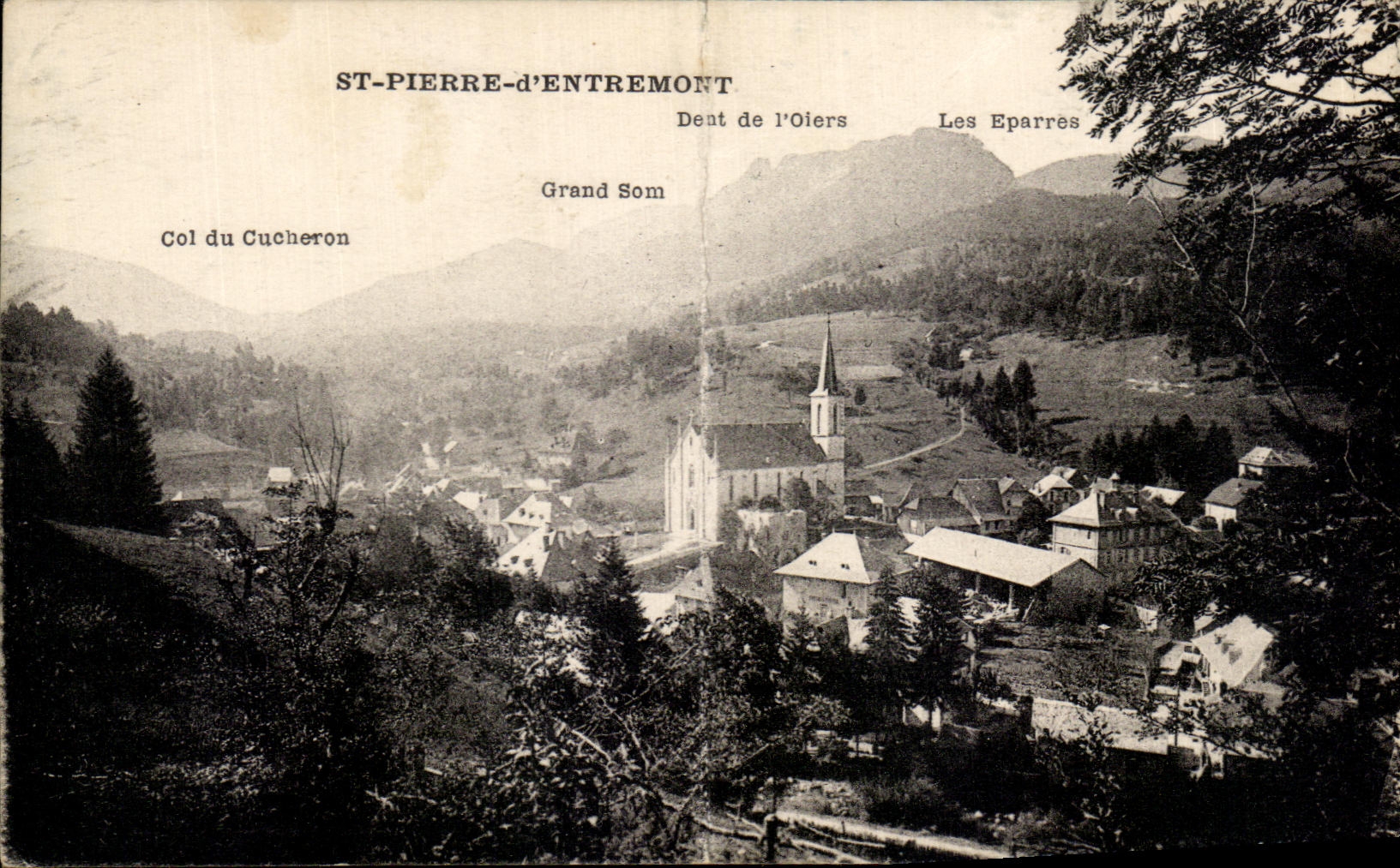 St-Pierre-d'Entremont — vue panoramique avec église et montagnes — éditeur inconnu