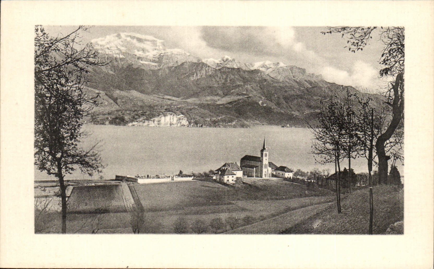 Der See von Annecy — Kirche von Sévrier und die Tournette — Verlag Lévy, Paris