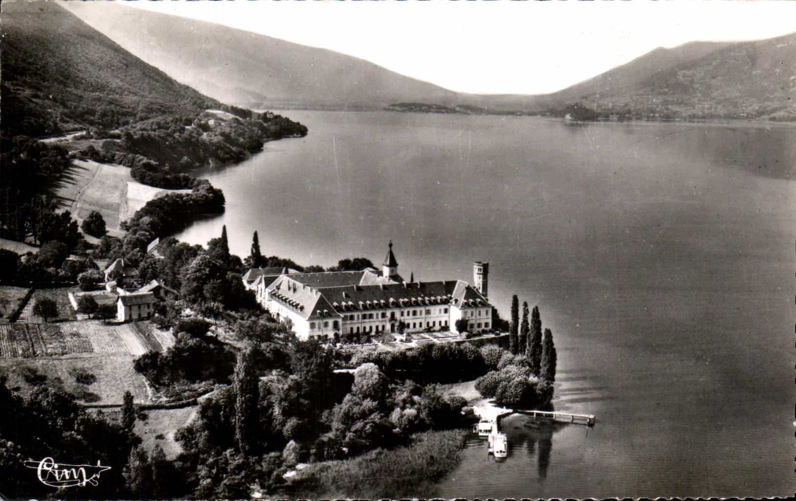 CPA A Vue aerienne Le Lac Du Bourget et I'Abbaye d'Hautecombe