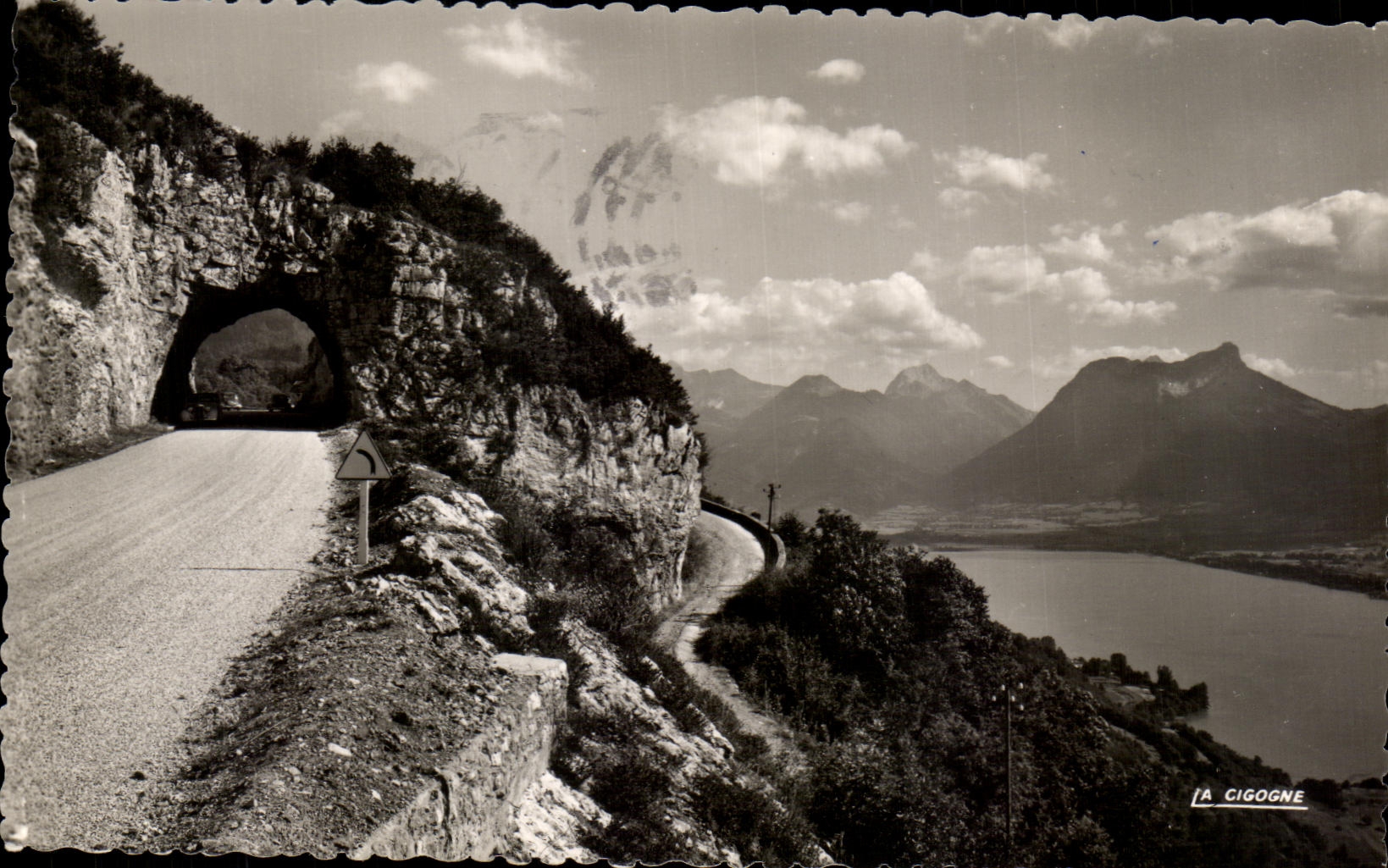 La Cigogne — Vue du lac et de la route du col de la Forclaz — Éd. La Cigogne, n° 74.129.02