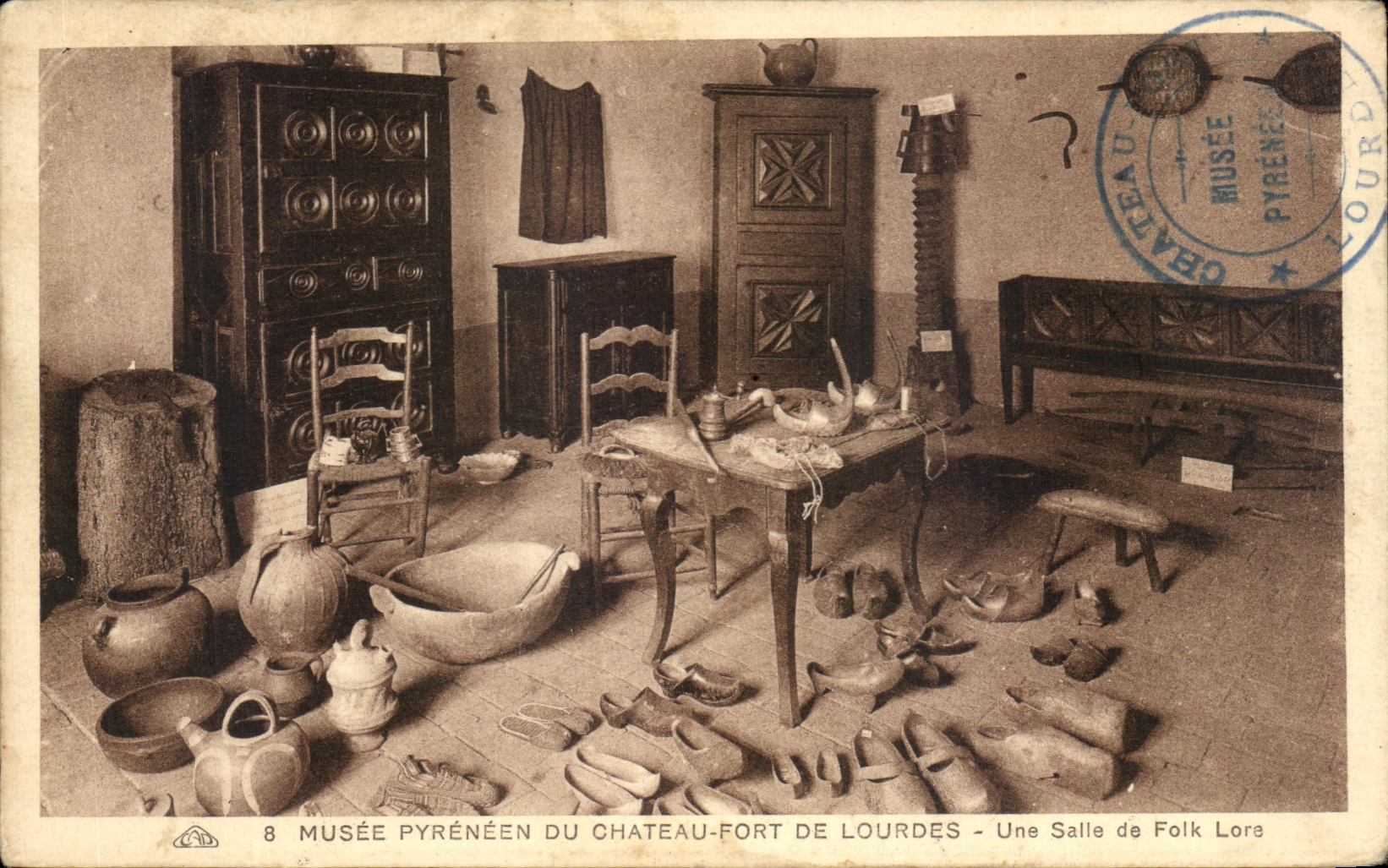 CPA Musee Pyrenees Du Chateau Fort De Lourdes Une Salle de Folklore