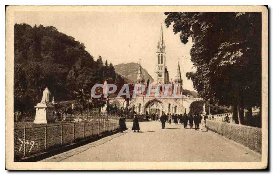 CPA Lourdes La Basilique Et La La Vierge Couronnee