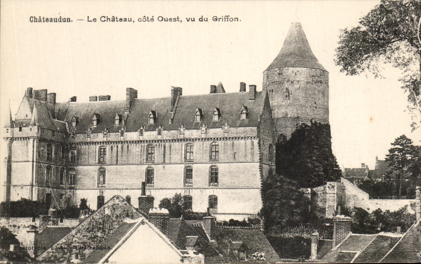 Châteaudun — Le Château, côté Ouest, vu du Griffon — Phototypie L. A. Châteaudun