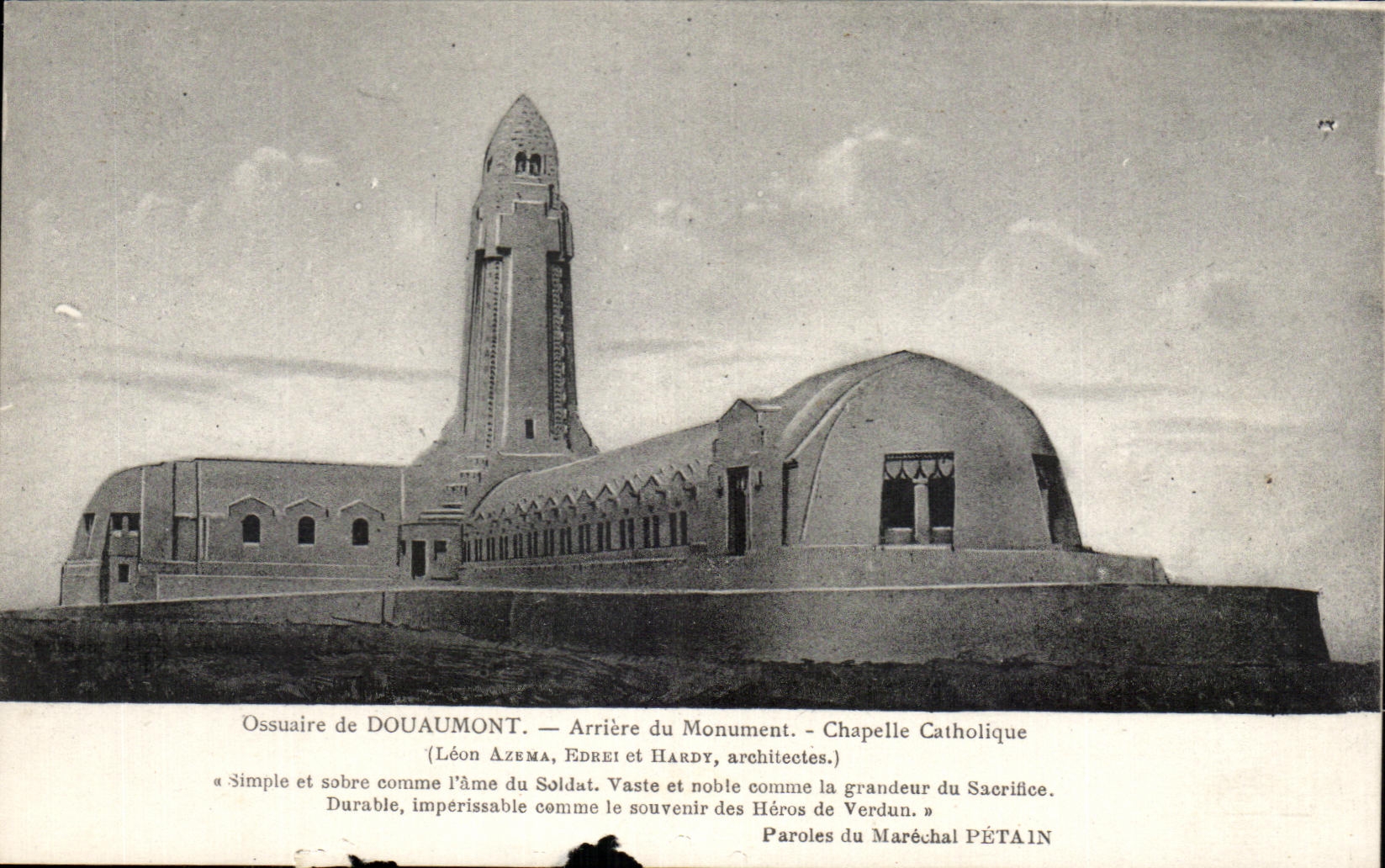 CPA Ossuaire de Douaumont Arriere du monument Chapelle catholique