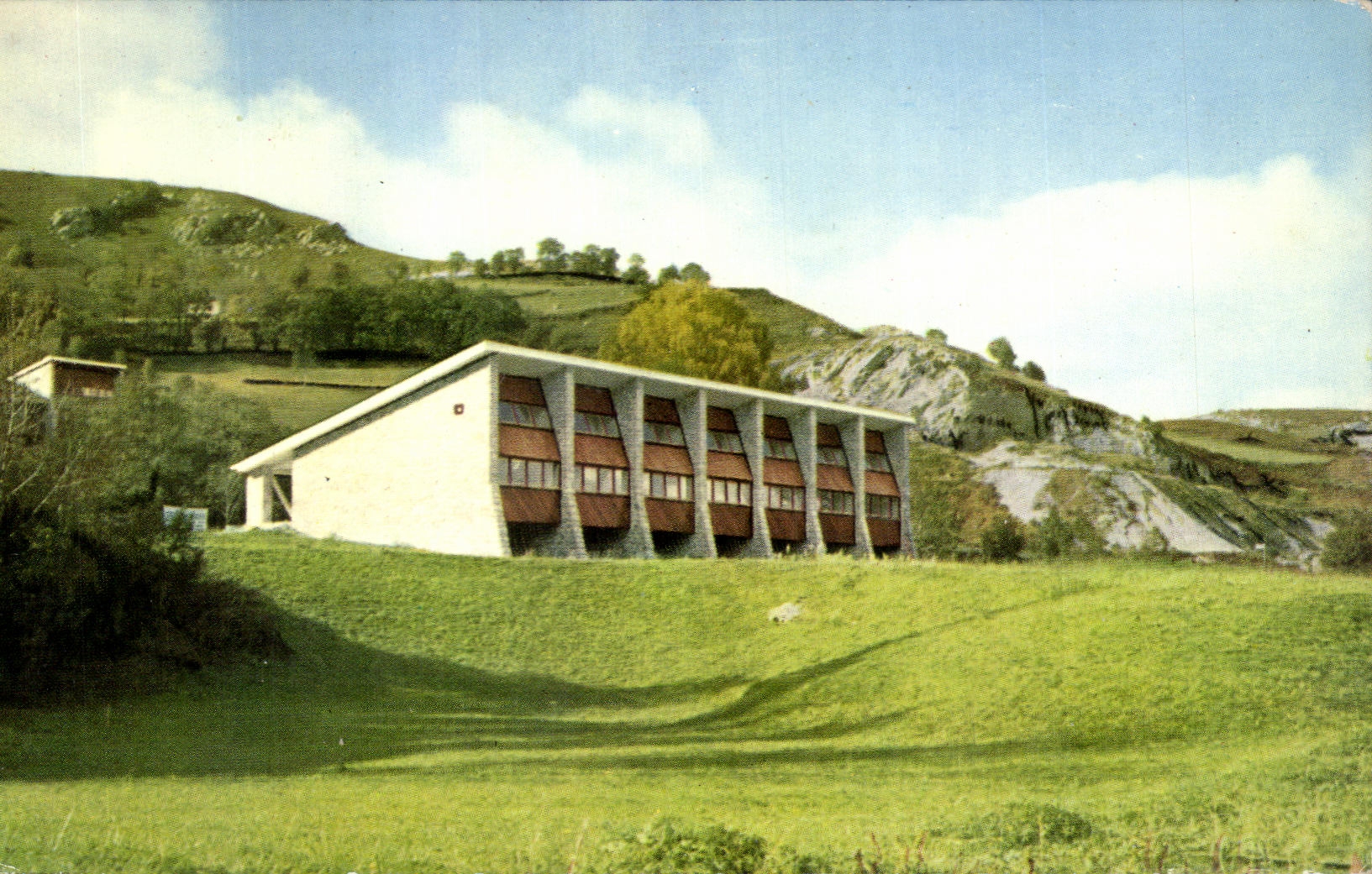Lourdes, Cité-Secours Saint-Pierre — Un des pavillons dortoirs — Éditions S.C.S., Paris