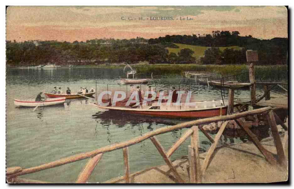 CPA Lourdes Le Lac Bateaux