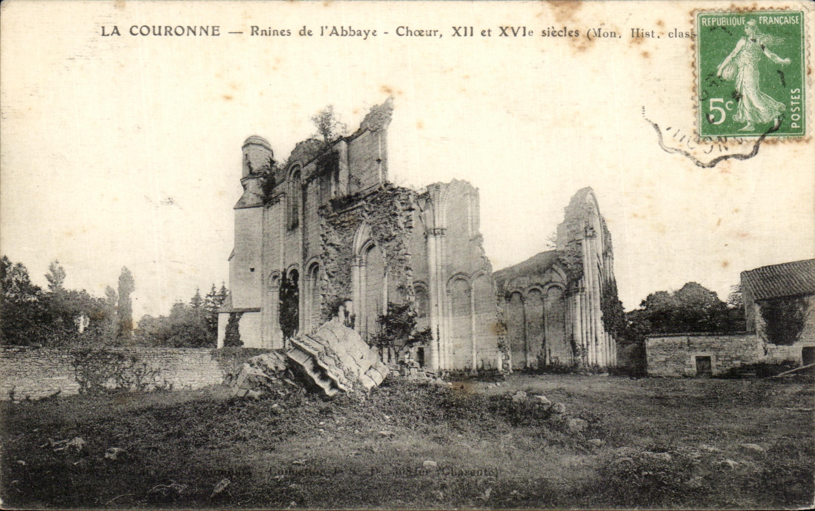 CPA La Couronne Ruines de l'Abbaye Choeur 