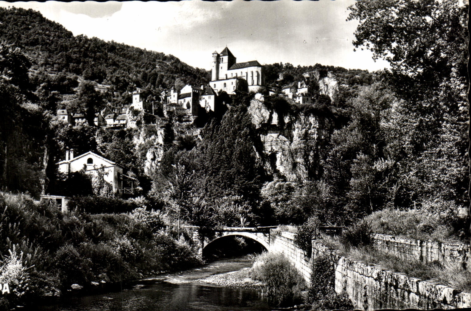 Saint-Cirq-Lapopie (Lot) — Vue générale et au premier plan, la Maison Eclusière — Sté des Cartes Postales APA-POUX